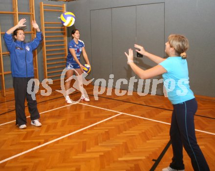 Volleyball. Showtraining des chinesischen Vizemeisters Tianjin im Damen Volleyball und der ATSC Wildcats im BG M?ssinger. Klagenfurt, am 10.11.2006.
Foto: Kuess
---
pressefotos, pressefotografie, kuess, qs, qspictures, sport, bild, bilder, bilddatenbank