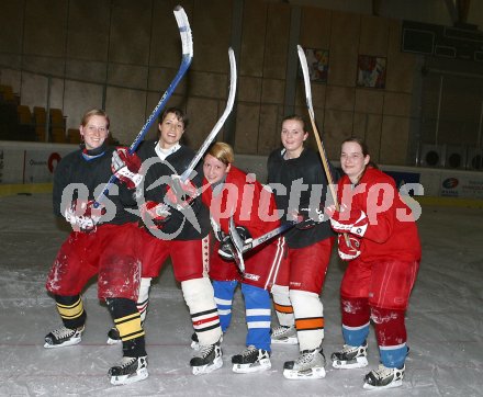 Eishockey, Damen. Dragons. Sonja Ban, C?cilia Reichel, Carmen Kropiunig, Nicole Weiss, Verdel Michaela. Klagenfurt, am 29.11.2005. 
---
pressefotos, pressefotografie, kuess, qs, qspictures, sport, bild, bilder, bilddatenbank