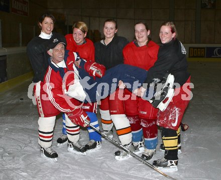 Eishockey, Damen. Dragons. Trainer Czechner mit C?cilia Reichel, Carmen Kropiunig, Nicole Weiss, Verdel Michaela und Sonja Ban. Klagenfurt, am 29.11.2005.
Foto: Kuess 
---
pressefotos, pressefotografie, kuess, qs, qspictures, sport, bild, bilder, bilddatenbank