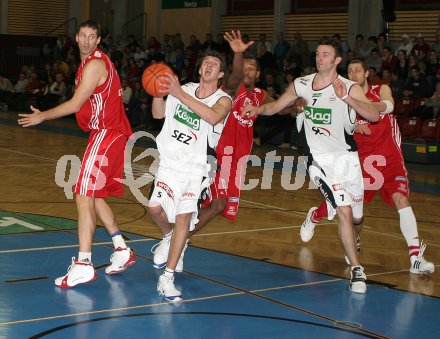 Basketball Bundesliga. W?rthersee Piraten gegen Wels. Selmir Husanovic und Andreas Helmigk. Klagenfurt, am 9.3.2006.
---
pressefotos, pressefotografie, kuess, qs, qspictures, sport, bild, bilder, bilddatenbank
