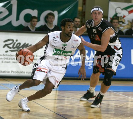 Basketball Bundesliga. W?rthersee Piraten gegen ABC Lions Dornbirn, Tobe Carberry (Piraten),Alexander Zyskunov (Dornbirn)
Klagenfurt, 12.2.2006.
---
pressefotos, pressefotografie, kuess, qs, qspictures, sport, bild, bilder, bilddatenbank