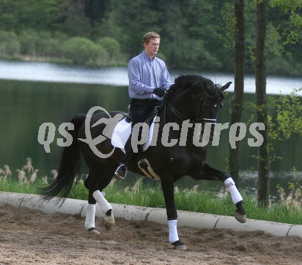 Reiten, Dressurreiten, Nikolaus Niki Erdmann. Hallegg, am 9.5.2005.
---
pressefotos, pressefotografie, kuess, qs, qspictures, sport, bild, bilder, bilddatenbank