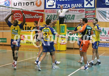 Volleyball Bundesliga. SK Aich/Dob gegen Hypo VBK Klagenfurt. Jubel bei den Spielern des SK Aich/Dob. Bleiburg, am 12.11.2005.
---
pressefotos, pressefotografie, kuess, qs, qspictures, sport, bild, bilder, bilddatenbank