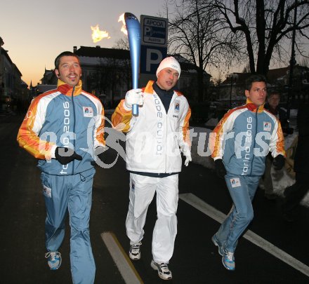Olympischer Fackellauf. Toni Polster mit dem olympischen Feuer. Klagenfurt,am 20.1.2006.
---
pressefotos, pressefotografie, kuess, qs, qspictures, sport, bild, bilder, bilddatenbank