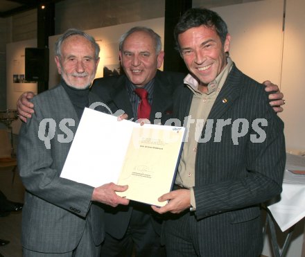 Von links: mit dem W?rdigungspreis 2004 des Landes K?rnten f?r besondere Verdienste um die Baukultur ausgezeichnet Ernst Hildebrand, DI Eberhard Kraiger Landeshauptmann J?rg Haider.
---
pressefotos, pressefotografie, kuess, qs, qspictures, sport, bild, bilder, bilddatenbank