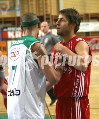 Basketball Bundesliga. W?rthersee Piraten gegen Wels. Anthony Shavies (Piraten), A. Woschank (Wels). KLagenfurt, am 12.11.2006.
Foto: Kuess
---
pressefotos, pressefotografie, kuess, qs, qspictures, sport, bild, bilder, bilddatenbank