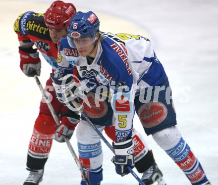Eishockey Bundesliga. VSV gegen KAC. Thomas Raffl (VSV), Toni Iob (KAC). Villach, am 22.12.2006.
Foto: qspictures/Kuess 
---
pressefotos, pressefotografie, kuess, qs, qspictures, sport, bild, bilder, bilddatenbank