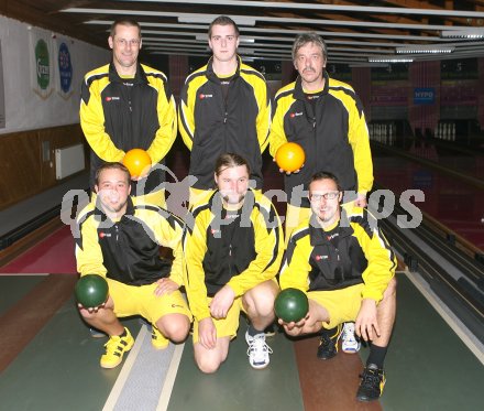 Kegeln. 2. Bundesliga. KSK Klagenfurt. Hinten von links: Werner R?ssler, Patrick Geier, Obmann Gerhard Witzelnig, vorne von links: Gernot Harder, Dieter Tratnik, Roman Leitner . Klagenfurt, am 4.11.2006.
Foto: Kuess
---
pressefotos, pressefotografie, kuess, qs, qspictures, sport, bild, bilder, bilddatenbank