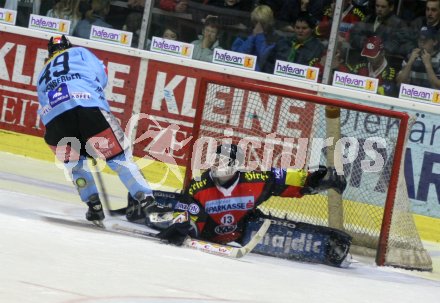 Eishockey Bundesliga. KAC gegen Innsbruck. Hohenberger scheitert an Dan Cloutier. Klagenfurt, am 22.3.2005.
---
pressefotos, pressefotografie, kuess, qs, qspictures, sport, bild, bilder, bilddatenbank