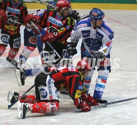 VSV gegen KAC. Der KAC kniet vor dem VSV. Reichel vor Stewart. Villach, am 18.10.2005. 

---
pressefotos, pressefotografie, kuess, qs, qspictures, sport, bild, bilder, bilddatenbank