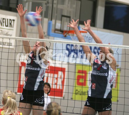 Volleyball Bundesliga Semifinale. Eva Bolg und ernadeta Leper beim Block.Wildcats gegen Linz. Klagenfurt, am 8.4.2005.


---
pressefotos, pressefotografie, kuess, qs, qspictures, sport, bild, bilder, bilddatenbank