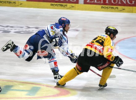 Eishockey Bundesliga. VSV gegen Vienna Capitals. Markus Peintner (VSV), Darcy Werenka (Capitals). Villach, am 24.9.2006.
---
pressefotos, pressefotografie, kuess, qs, qspictures, sport, bild, bilder, bilddatenbank