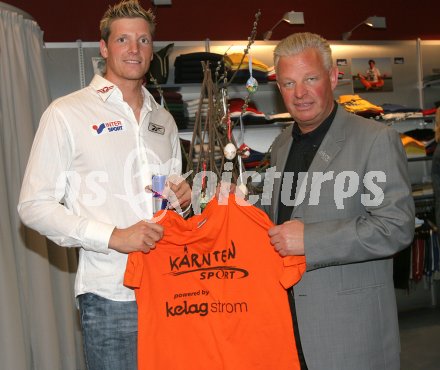 Leichtathletik, Zehnkampf. Roland Schwarzl und Landessportdirektor Reinhard Tellian. Klagenfurt, am 25.3.2005.
---
pressefotos, pressefotografie, kuess, qs, qspictures, sport, bild, bilder, bilddatenbank