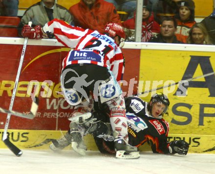 Eishockey Bundesliga. KAC gegen Vienna Capitals. Mike Siklenka (KAC) dr?ckt Christian Ban (Vienna Capitals) gegen die Bande. Klagenfurt, am 18.12.2005
---
pressefotos, pressefotografie, kuess, qs, qspictures, sport, bild, bilder, bilddatenbank