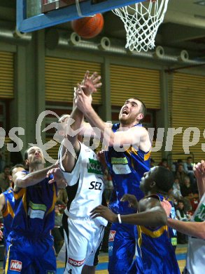 Basketball Bundesliga. W?rthersee Piraten gegen St. P?ltner Haie. Bryann Lucas (Piraten) gegen Ivo H?ger (St. P?lten). Klagenfurt, am 30.12.2005.
---
pressefotos, pressefotografie, kuess, qs, qspictures, sport, bild, bilder, bilddatenbank