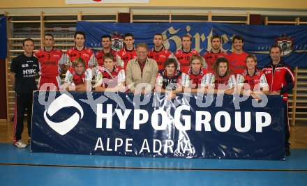 Volleyball Bundesliga. HYPO VBK Mannschaftsfoto. Klagenfurt, am 15.10.2006.
Foto: Kuess
---
pressefotos, pressefotografie, kuess, qs, qspictures, sport, bild, bilder, bilddatenbank