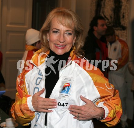 Olympischer Fackellauf. Dagmar Koller, die Ehefrau des ehemaligen Wiener B?rgermeisters Helmut Zilk im Olympiaoutfit. Klagenfurt, am 20.1.2006.
---
pressefotos, pressefotografie, kuess, qs, qspictures, sport, bild, bilder, bilddatenbank
