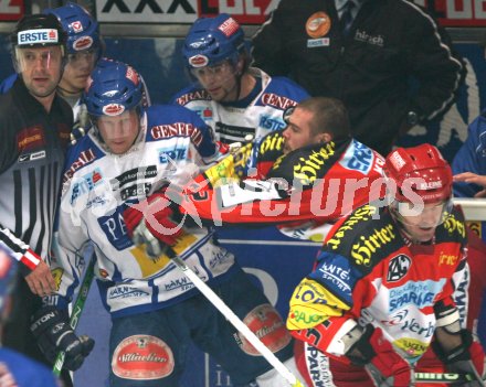 Eishockey Bundesliga. VSV gegen KAC. G?nther Lanzinger (VSV), Jens Kraiger (KAC). Villach, am 22.12.2006.
Foto: qspictures/Kuess 
---
pressefotos, pressefotografie, kuess, qs, qspictures, sport, bild, bilder, bilddatenbank