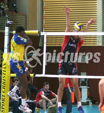 Volleyball Bundesliga. HYPO VBK gegen SK Aich/Dob. Peter Polony (HYPO VBK), Vladimir Lastres Martinez (Aich/Dob). Klagenfurt, am 27.2.2006.
---
pressefotos, pressefotografie, kuess, qs, qspictures, sport, bild, bilder, bilddatenbank