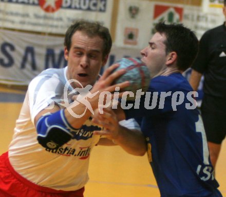 Der Israeli Laver Lior versucht Martin Abadir zu stoppen. Handball L?nderspiel ?sterreich gegen Israel. Feldkirchen, am 6.1.2005.
---
pressefotos, pressefotografie, kuess, qs, qspictures, sport, bild, bilder, bilddatenbank