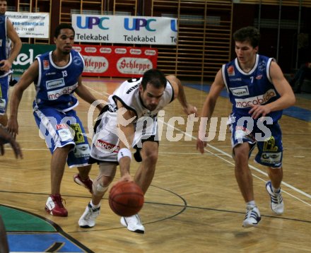 Basketballspiel Piraten gegen Oberwart. Joachim Buggelsheim gegen Detrick Jason (13) und Hannes Artner (7). Klagenfurt, am 29.10.2004.
---
pressefotos, pressefotografie, kuess, qs, qspictures, sport, bild, bilder, bilddatenbank