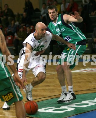 Basketball Bundesliga. W?rthersee Piraten gegen Kapfenberg. Nenad Videka (Piraten), Christian Kollik (Kapfenberg). Klagenfurt, am 23.3.2006.
---
pressefotos, pressefotografie, kuess, qs, qspictures, sport, bild, bilder, bilddatenbank