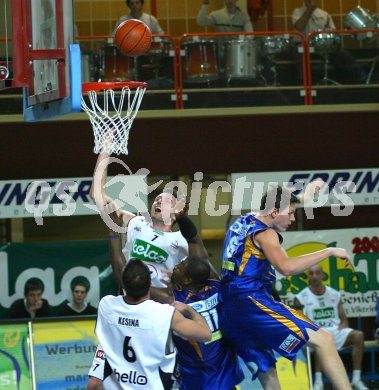 Basketball Bundesliga. W?rthersee Piraten gegen St. P?ltner Haie.  Andreas Helmigk, Domagoj Kesina (Piraten) gegen  und Martin Speiser (6) (St. P?lten). Klagenfurt, am 30.12.2005.
---
pressefotos, pressefotografie, kuess, qs, qspictures, sport, bild, bilder, bilddatenbank