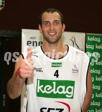 Basketball Bundesliga. Woerthersee Piraten gegen Oberwart Gunners. Zum Spieler des Abends wurde Bryan Lucas gew?hlt.  Klagenfurt, am 23.10.2005.
---
pressefotos, pressefotografie, kuess, qs, qspictures, sport, bild, bilder, bilddatenbank