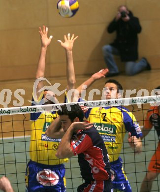 Volleyball Bundesliga. SK Aich/Dob gegen Hypo VBK Klagenfurt.Jure Kokot und Miha Kosl (Aich/Dob) und Fernando Morales. Bleiburg, am 12.11.2005.
---
pressefotos, pressefotografie, kuess, qs, qspictures, sport, bild, bilder, bilddatenbank