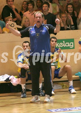 Volleyball Aich/Dob. Europacup. Trainer Martin Micheu jubelt. Bleiburg, am 24.9.2005.
Foto: Kuess
---
pressefotos, pressefotografie, kuess, qs, qspictures, sport, bild, bilder, bilddatenbank