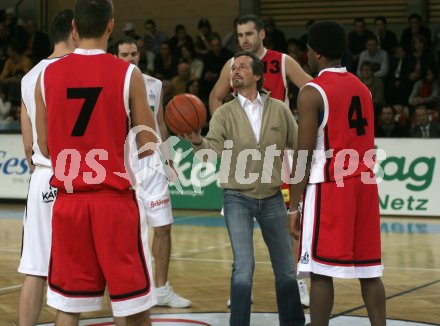 Basketball Bundesliga. W?rthersee Piraten gegen Lions Arkadia Traiskirchen. Aufwurf durch Sportlandesrat Wolfgang Schantl. Klagenfurt, am 16.1.2006.
---
pressefotos, pressefotografie, kuess, qs, qspictures, sport, bild, bilder, bilddatenbank