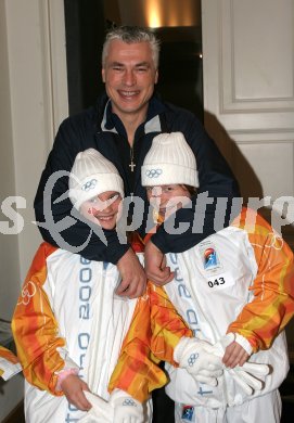 Olympischer Fackellauf. Toni Polster mit Kindern im Olympiaoutfit. Klagenfurt, am 20.1.2006.
---
pressefotos, pressefotografie, kuess, qs, qspictures, sport, bild, bilder, bilddatenbank