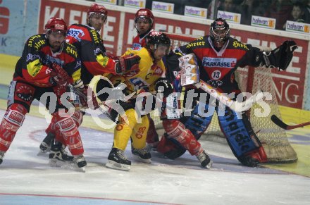 Eishockey Bundesliga. KAC gegen Vienna Capitals. Da wars passiert. Der Torsch?tze zum 1:0 Dieter Kalt umringt von vier KAC-lern. Klagenfurt, am 10.4.2005.
---
pressefotos, pressefotografie, kuess, qs, qspictures, sport, bild, bilder, bilddatenbank