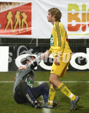 Fussball Red Zac Bundesliga. FC K?rnten gegen Parndorf. Kommt der FCK wieder auf die Beine. Peter Reiter, Manuel Weber (FCK). Klagenfurt, am 28.11.2006.
Foto: Kuess
---
pressefotos, pressefotografie, kuess, qs, qspictures, sport, bild, bilder, bilddatenbank