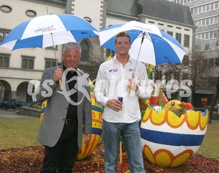 Leichtathletik, Zehnkampf. Roland Schwarzl und Landessportdirektor Reinhard Tellian. Klagenfurt, am 25.3.2005.
---
pressefotos, pressefotografie, kuess, qs, qspictures, sport, bild, bilder, bilddatenbank