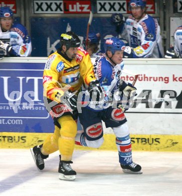  Eishockey Bundesliga. VSV gegen Vienna Capitals. Gerald Ressmann (Capitals) gegen Mike Stewart (VSV). Villach, am 24.9.2006.
---
pressefotos, pressefotografie, kuess, qs, qspictures, sport, bild, bilder, bilddatenbank