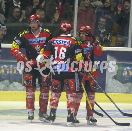 Eishockey Bundesliga. KAC gegen Vienna Capitals. Mike Siklenka verk?rzte soeben auf 1:2. Klagenfurt, am 10.4.2005.
---
pressefotos, pressefotografie, kuess, qs, qspictures, sport, bild, bilder, bilddatenbank