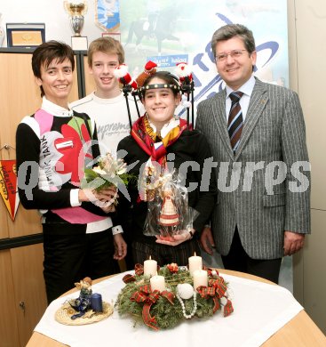 Turnen. Erster ?ffentlicher Auftritt von Carina Hasen?hrl nach ihrem schweren Trainingsunfall. Mutter Irina, Bruder Philipp, Carina Hasen?hrl und Vater Rupert. Klagenfurt, am 23.12.2006.
Foto: qspictures/Kuess
---
pressefotos, pressefotografie, kuess, qs, qspictures, sport, bild, bilder, bilddatenbank