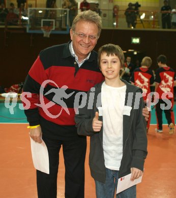 Volleyball Bundesliga. Hypo VBK gegen Hotvolleys. ?bergabe eines Ehrenpreises durch Ex-Landeshauptmannstellvertreter Peter Ambrozy. Klagenfurt, am 20.3.2006.
---
pressefotos, pressefotografie, kuess, qs, qspictures, sport, bild, bilder, bilddatenbank