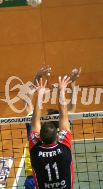 Volleyball Bundesliga. SK Aich/Dob gegen Hypo VBK Klagenfurt. Jure Kokot (Aich) gegen Peter Polony. Bleiburg, am 12.11.2005.
Foto: Kuess  
---
pressefotos, pressefotografie, kuess, qs, qspictures, sport, bild, bilder, bilddatenbank