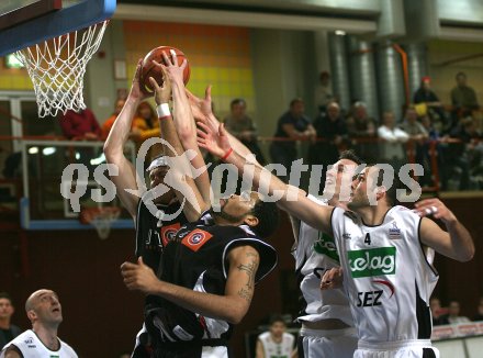 Basketball Bundesliga. W?rthersee Piraten gegen ABC Lions Dornbirn, Bryan Lucas, Andreas Helmigk (Piraten),Wendell Gibson (Dornbirn)
Klagenfurt, 12.2.2006.
---
pressefotos, pressefotografie, kuess, qs, qspictures, sport, bild, bilder, bilddatenbank