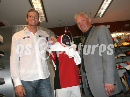 Leichtathletik, Zehnkampf. Roland Schwarzl und Landessportdirektor Reinhard Tellian. Klagenfurt, am 25.3.2005.
---
pressefotos, pressefotografie, kuess, qs, qspictures, sport, bild, bilder, bilddatenbank