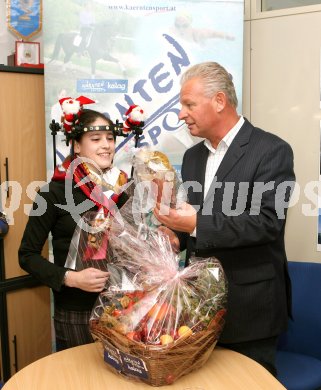 Turnen. Erster ?ffentlicher Auftritt von Carina Hasen?hrl nach ihrem schweren Trainingsunfall. Carina Hasen?hrl und Landessportdirektor Reinhard Tellian. Klagenfurt, am 23.12.2006.
Foto: qspictures/Kuess
---
pressefotos, pressefotografie, kuess, qs, qspictures, sport, bild, bilder, bilddatenbank