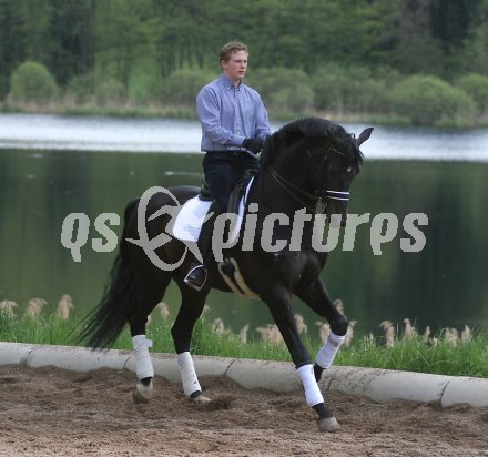 Reiten, Dressurreiten, Nikolaus Niki Erdmann. Hallegg, am 9.5.2005.
---
pressefotos, pressefotografie, kuess, qs, qspictures, sport, bild, bilder, bilddatenbank