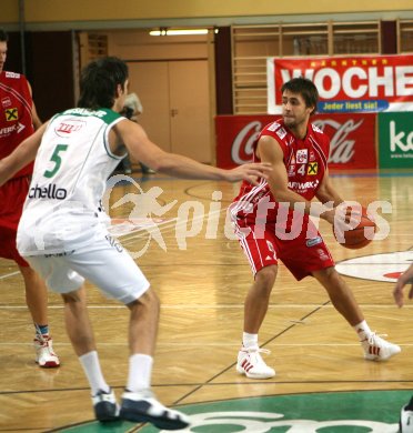 Basketball Bundesliga. W?rthersee Piraten gegen Wels.  Selmir Husanovic (Piraten), A. Woschank (Wels). KLagenfurt, am 12.11.2006.
Foto: Kuess
---
pressefotos, pressefotografie, kuess, qs, qspictures, sport, bild, bilder, bilddatenbank