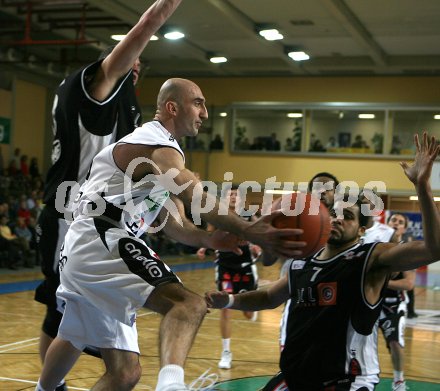 Basketball Bundesliga. W?rthersee Piraten gegen Lions Dornbirn. Nenad Videka (Piraten) gegen Wendell Gibson (Dornbirn). Klagenfurt, am 12.2.2006. 
---
pressefotos, pressefotografie, kuess, qs, qspictures, sport, bild, bilder, bilddatenbank