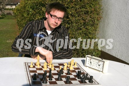 Schach. IM Herwig Pilaj. Weizelsdorf, am 14.4.2006.
---
pressefotos, pressefotografie, kuess, qs, qspictures, sport, bild, bilder, bilddatenbank
