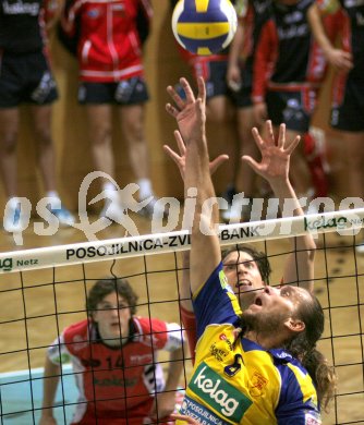 Volleyball Bundesliga. SK Aich/Dob gegen Hypo VBK Klagenfurt. Pavel Reznicek (vorne), Alexander Huber und Bemus Spencer (hinten). Bleiburg, am 12.11.2005. 
---
pressefotos, pressefotografie, kuess, qs, qspictures, sport, bild, bilder, bilddatenbank