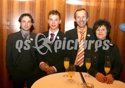 Sportlergala, Velden am 21.12.2006. Ehrung K?rnten Sportler. Durnig Daniel, Michael Sablatnig, Eltern Rudi und Elfi Sablatnig.
Foto: qspictures/ Kuess
---
pressefotos, pressefotografie, kuess, qs, qspictures, sport, bild, bilder, bilddatenbank