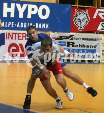 Viktor Szilagy, Legion?r bei TUSEM Essen wird von hinten gehalten. Handball L?nderspiel ?sterreich gegen Israel. Feldkirchen, am 6.1.2005.
---
pressefotos, pressefotografie, kuess, qs, qspictures, sport, bild, bilder, bilddatenbank